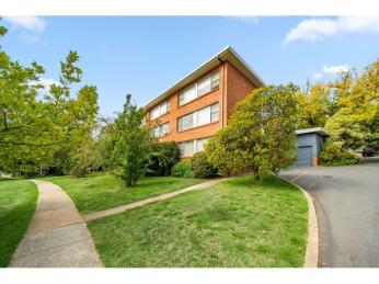 Charming Top-Floor Campbell apartment