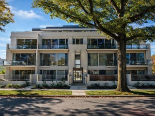Spacious Ground Floor Apartment with Dual Courtyards
