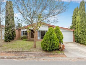 Cosy Three Bedroom Home in the heart of Lyneham!