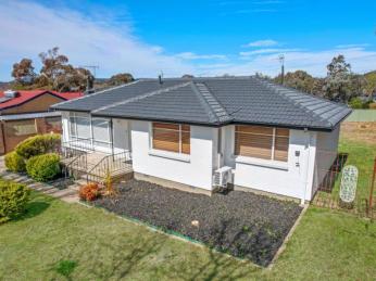 Charming Three-Bedroom in Lyons