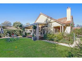 A CHARMING COTTAGE IN A SUPERLATIVE LOCATION