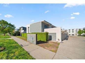 Townhouse Ease, Light-Rail Lifestyle in Franklin