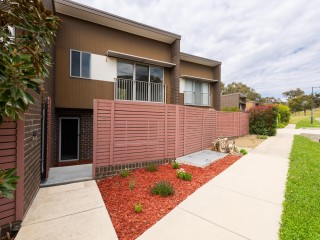 Stylish Two-Storey Townhouse in Prime Casey Location