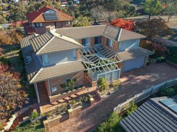 Fadden Hills - Overflowing with character and stunning views!