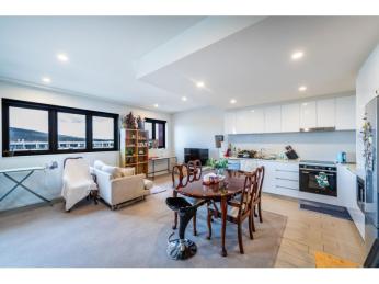 Modern one-bedroom with large separate study