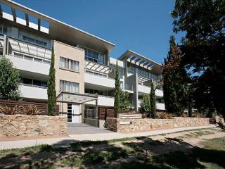 Contemporary, sunny and ideal for indoor/outdoor living