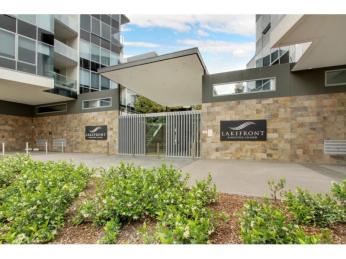 Experience the Best of Both Worlds: 80 m² Courtyard Retreat on the Mezzanine Level in Lakefront Living