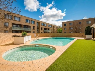 Spacious Ground Floor Unit In Kingston