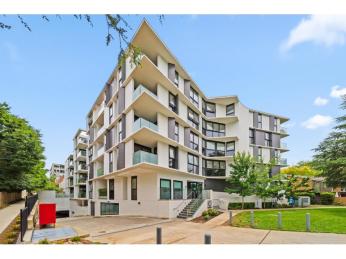 One-Bedroom Apartment with Study in the Heart of Kingston