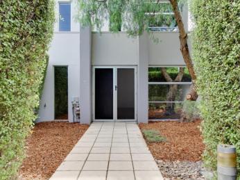 CONTEMPORARY ARCHITECT DESIGNED TOWNHOUSE