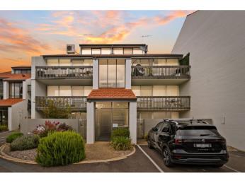 Location and Sunny Courtyard!