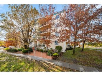 Oversized Apartment in Prime Griffith Location!